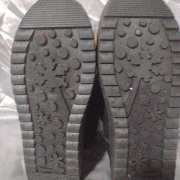 Women's Faux Fur Winter Boots - Black and Brown - Picture 7 of 12